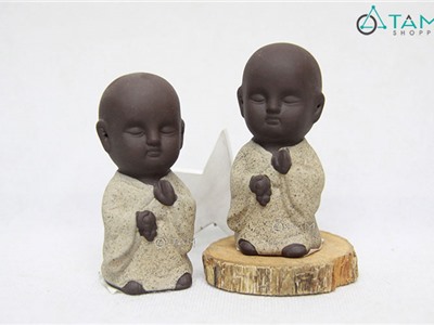 Tượng chú tiểu nhỏ gốm nâu để bàn số 03